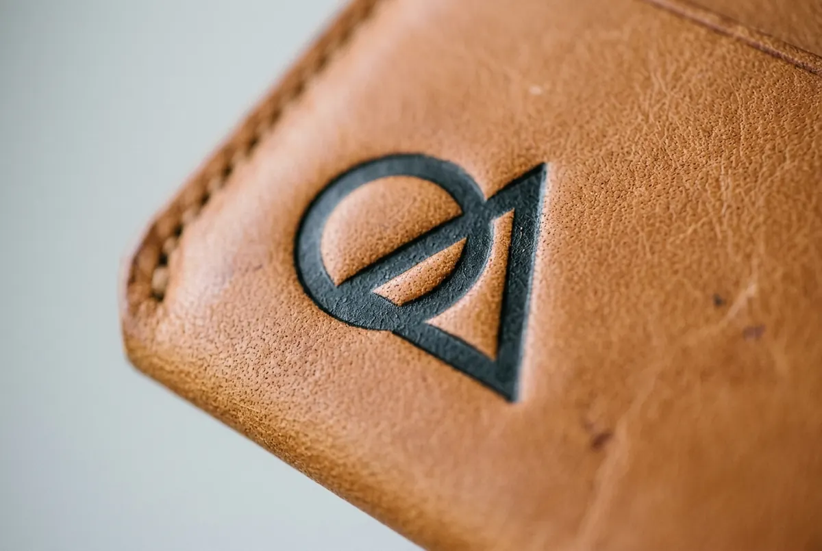 Horké Ražení: ukázkové logo provedené touto technikou